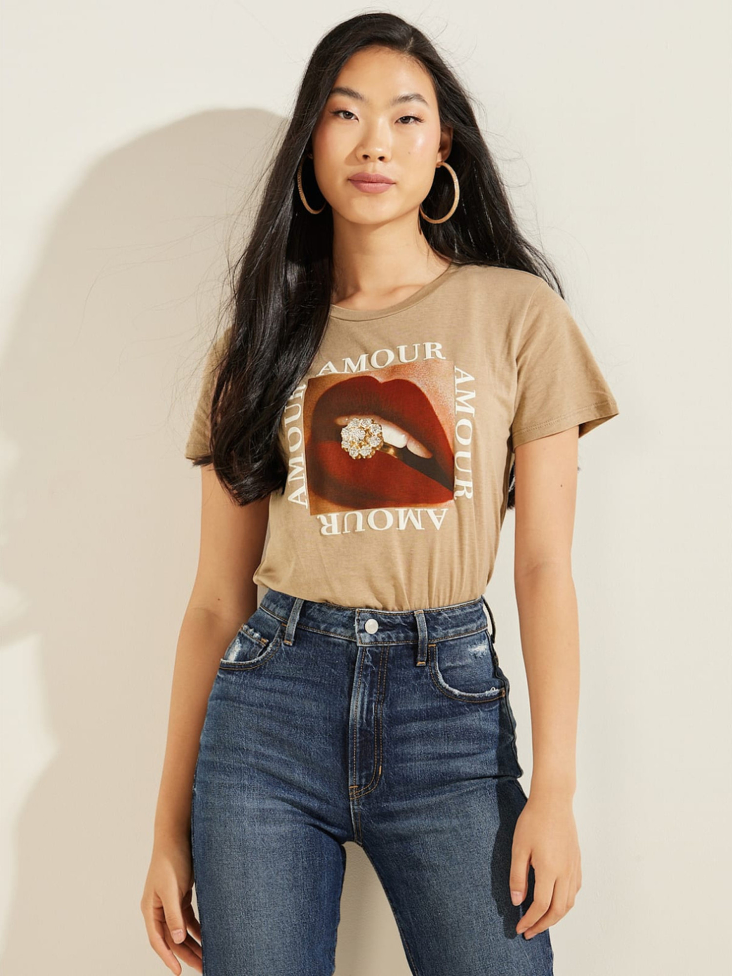 detail Guess dámské béžové tričko