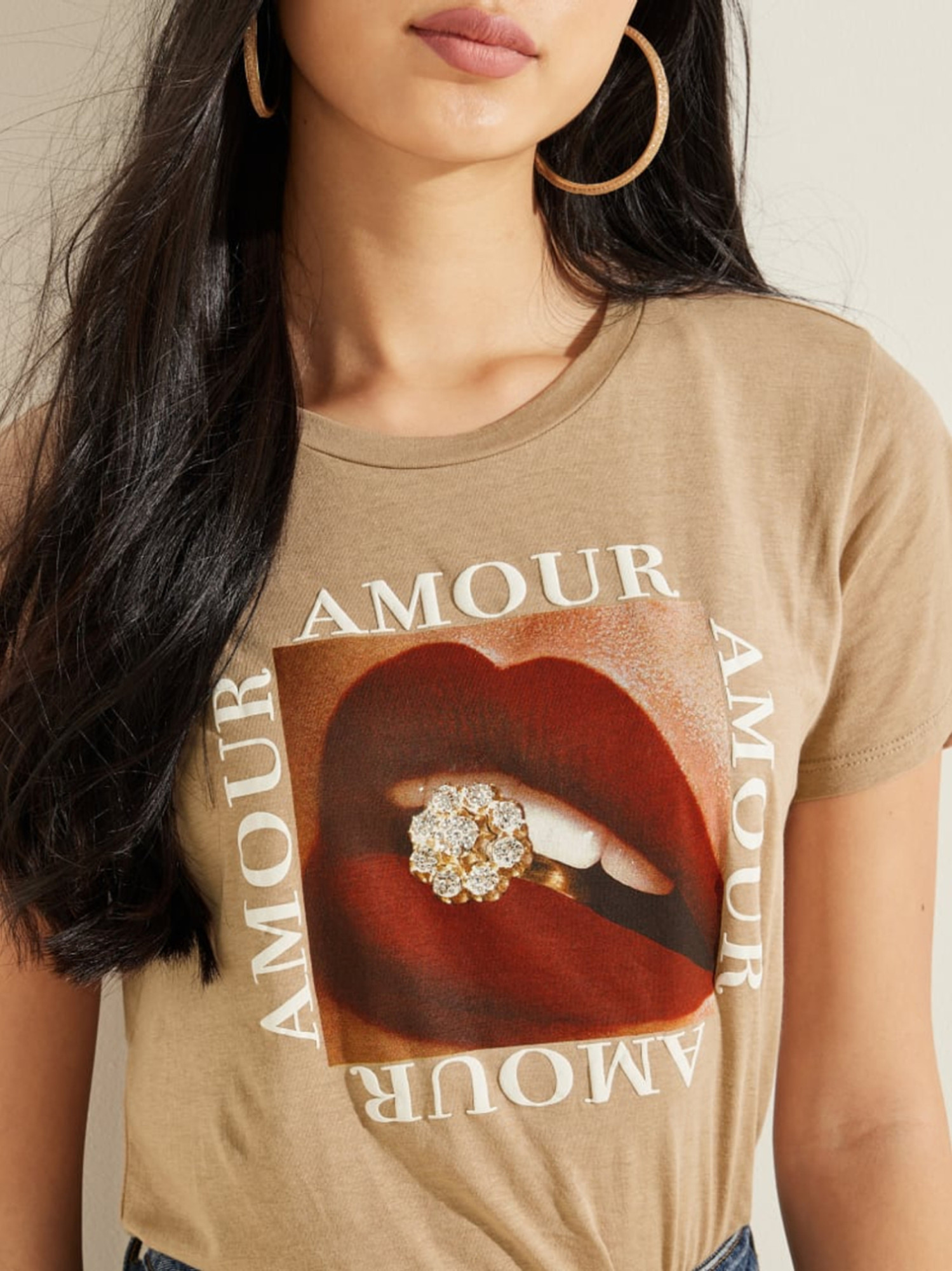 detail Guess dámské béžové tričko