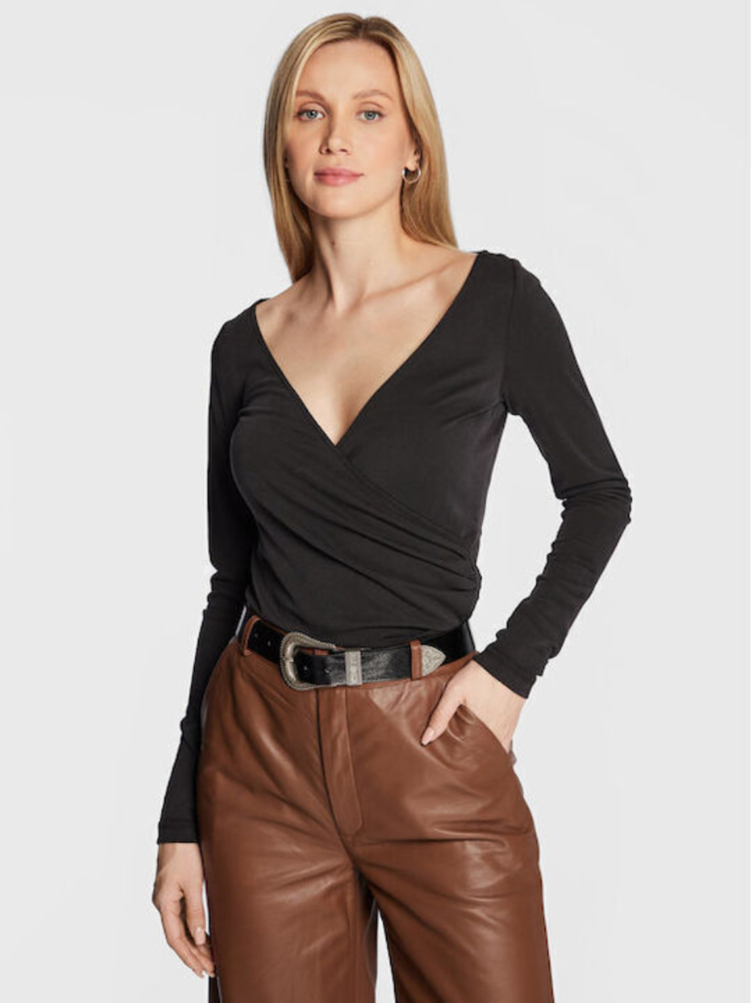 detail Guess dámské černé tričko