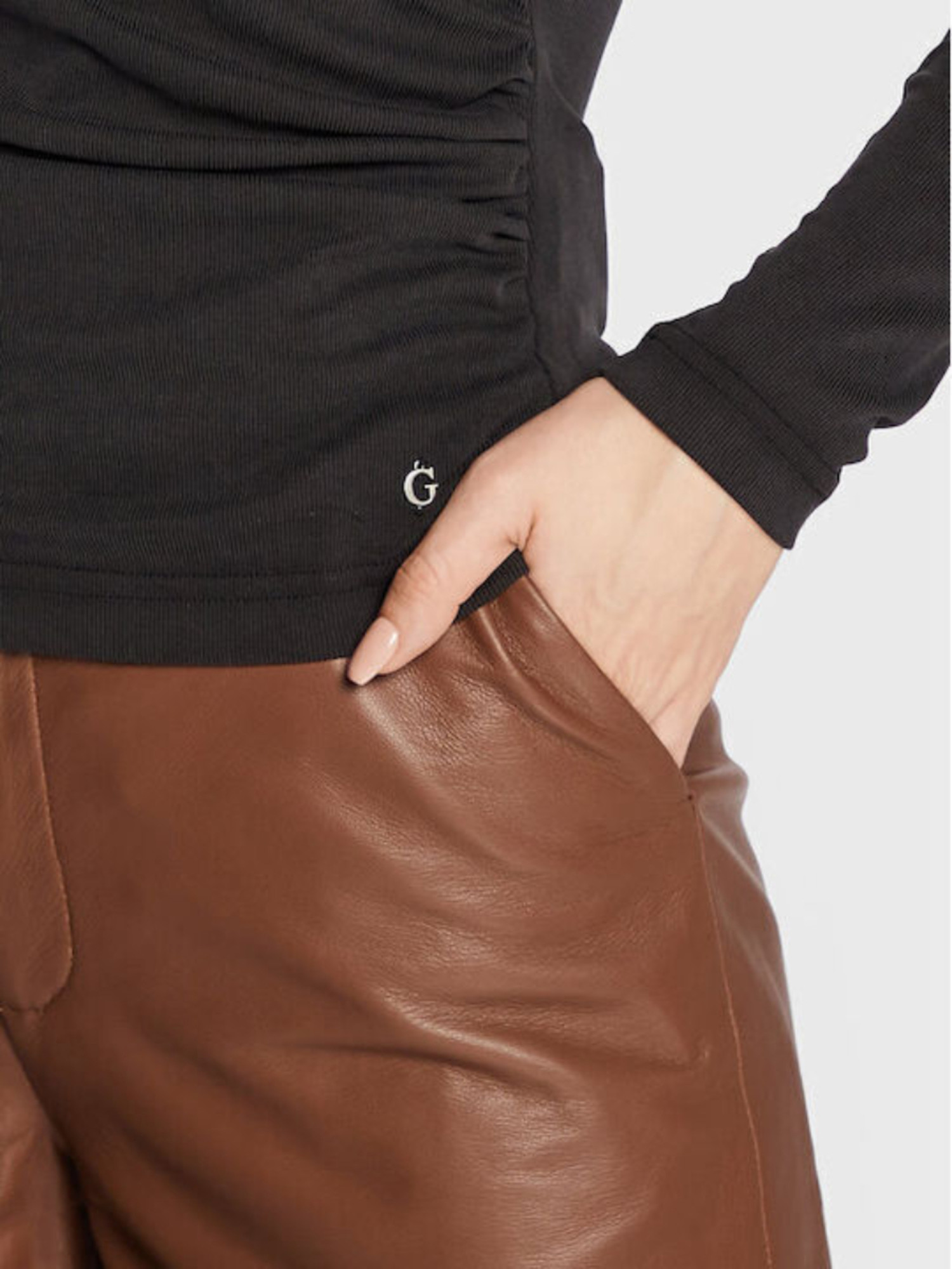 detail Guess dámské černé tričko