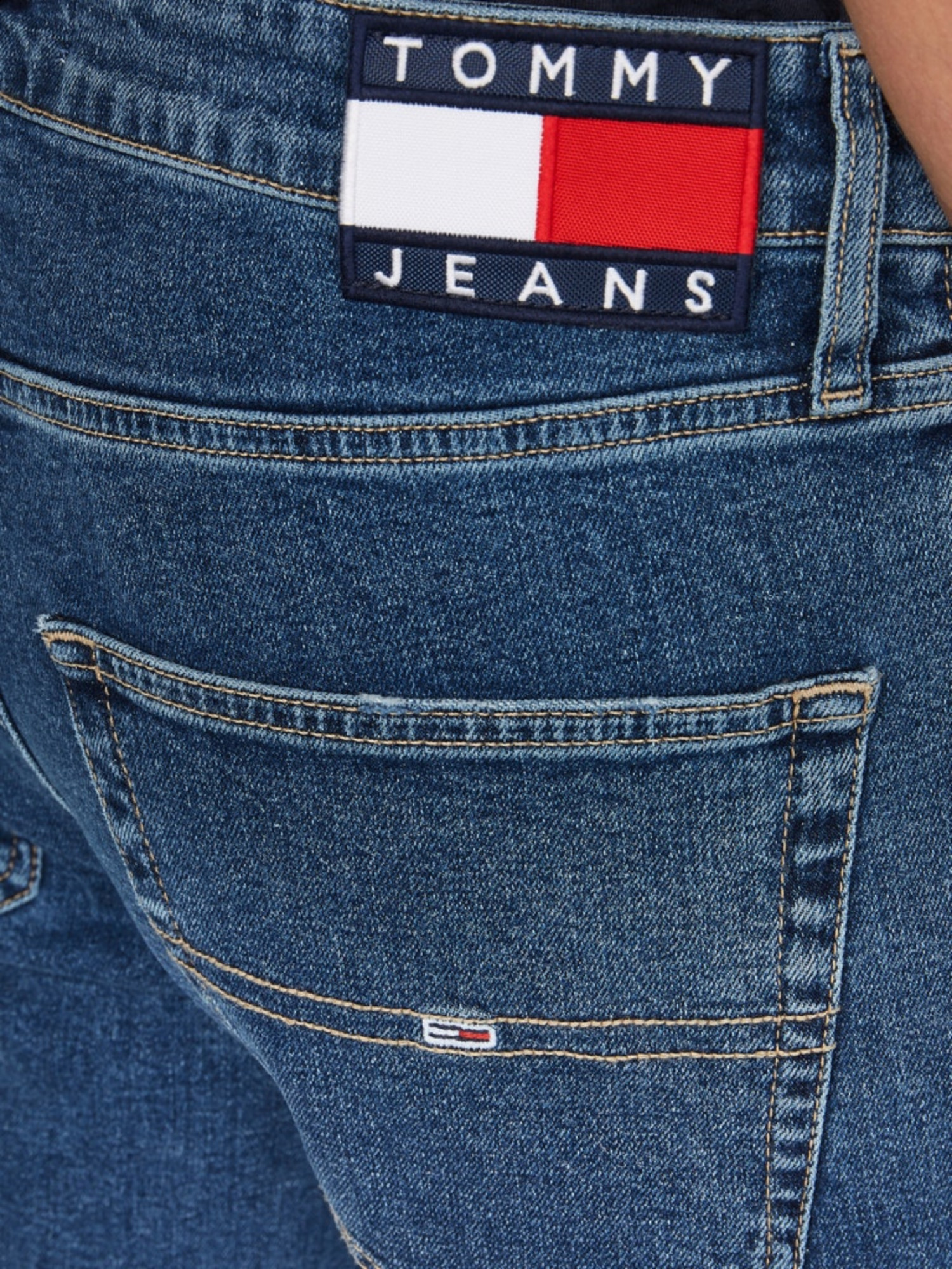 detail Tommy Jeans pánské tmavě modré džíny DAD JEAN