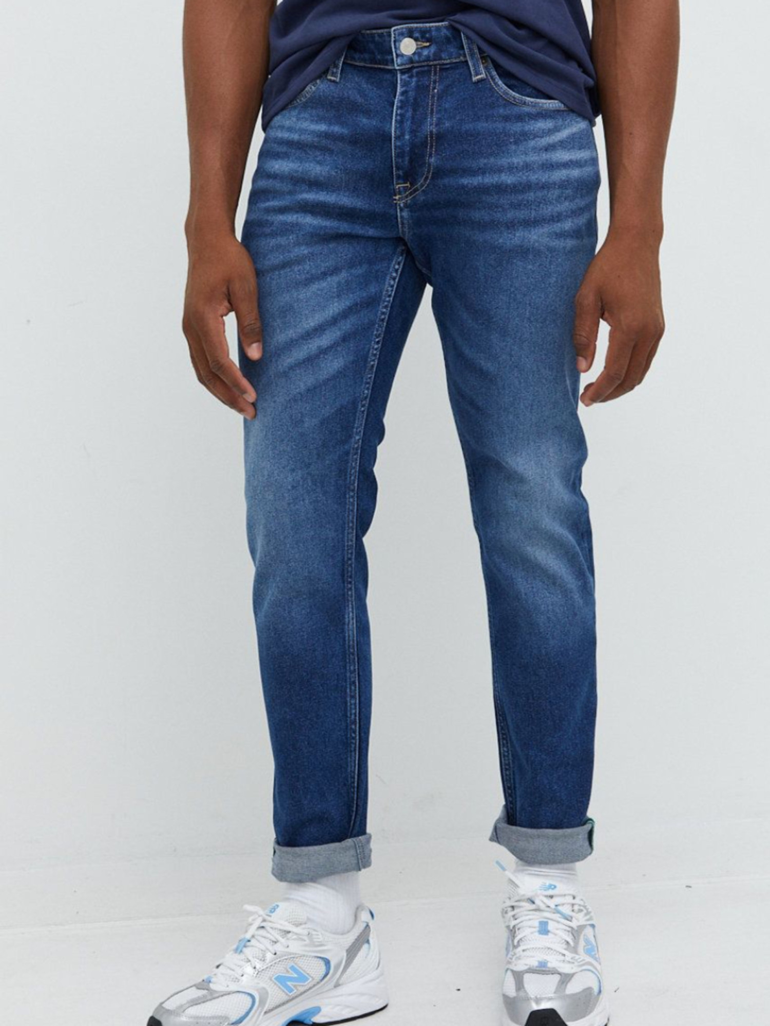detail Tommy Jeans pánské modré džíny AUSTIN SLIM