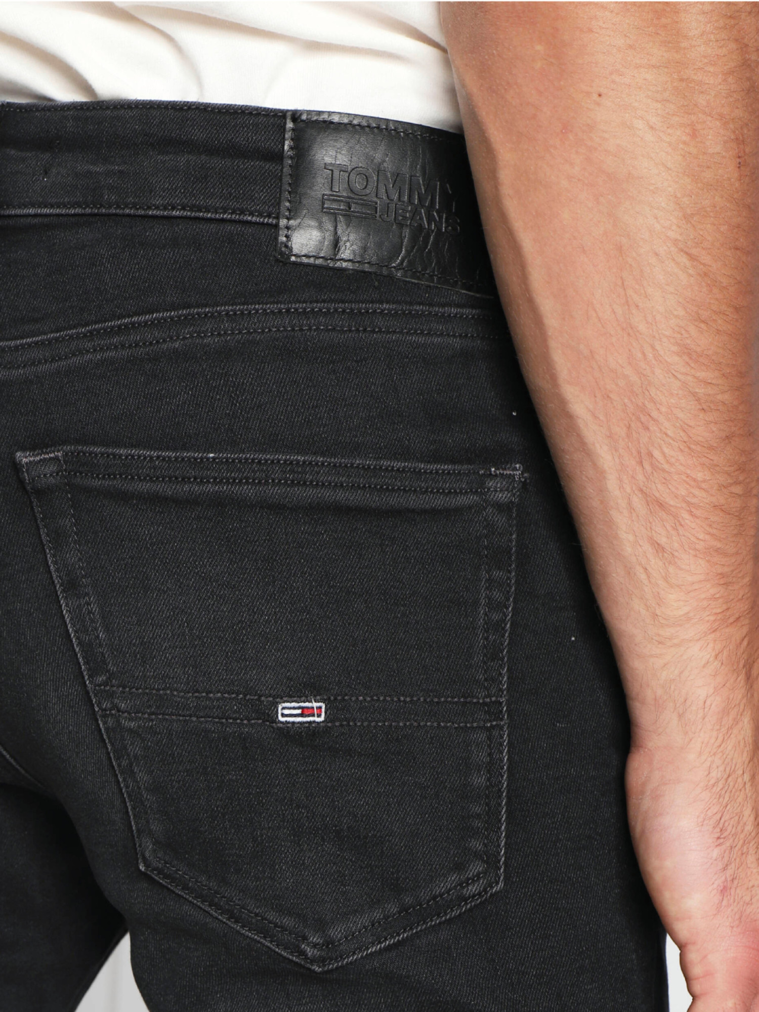 detail Tommy Jeans pánské černé džíny