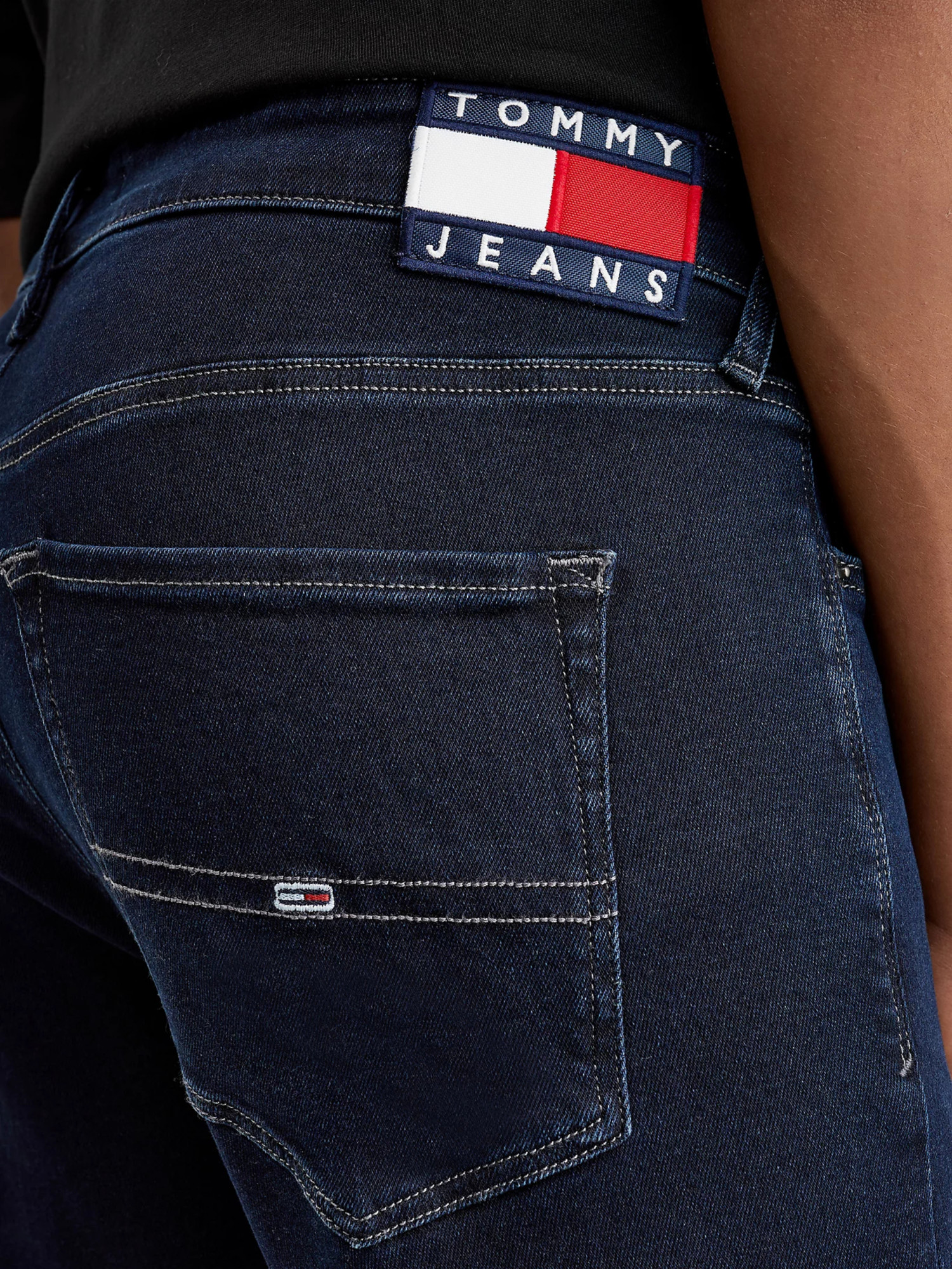 detail Tommy Jeans pánské tmavě modré džíny