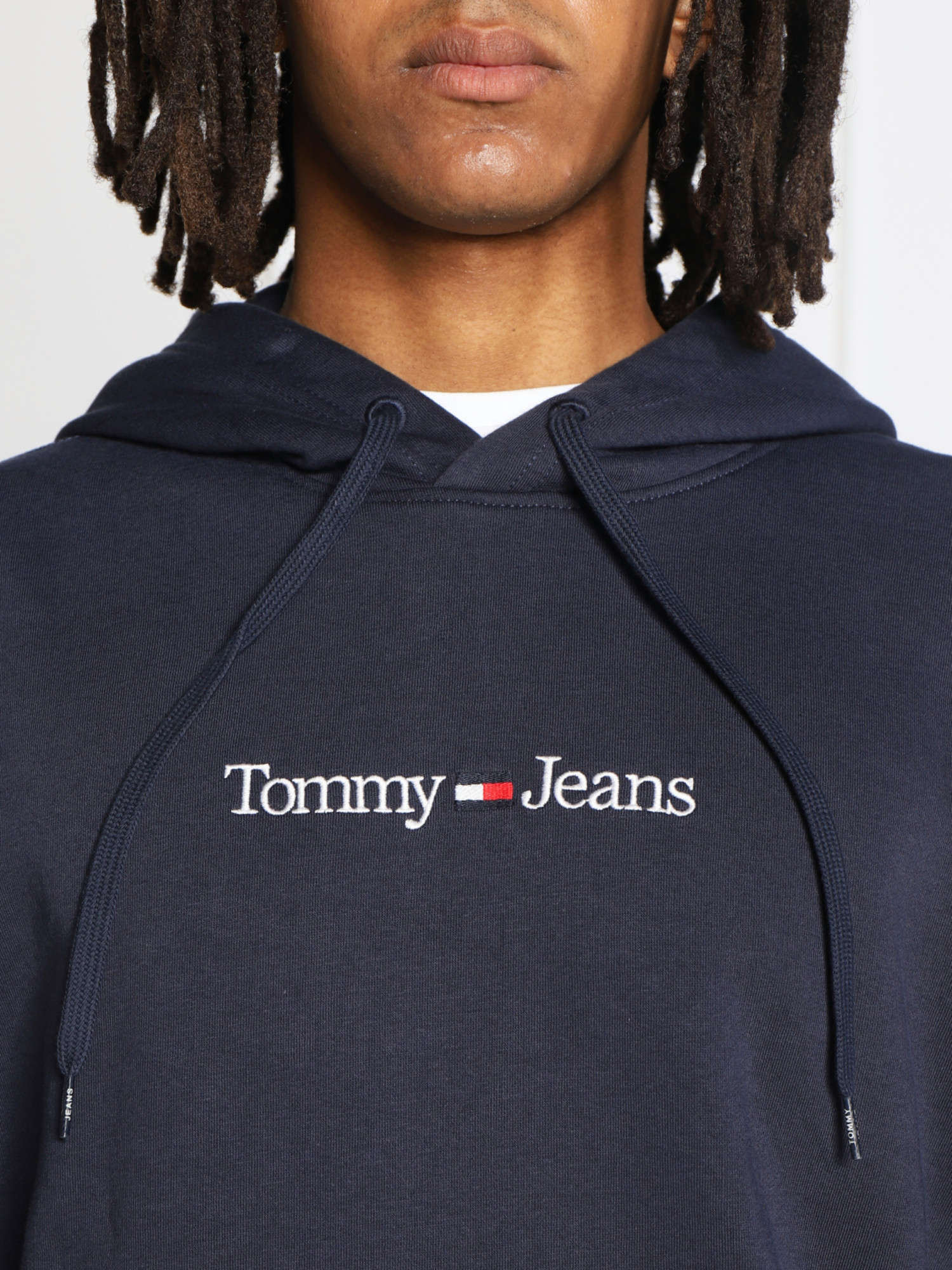detail Tommy Jeans pánská tmavě modrá mikina