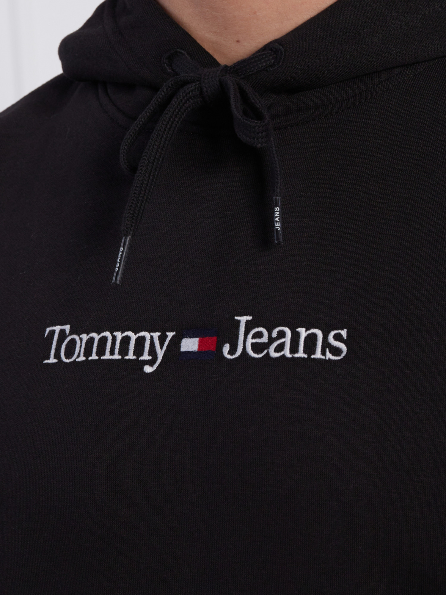 detail Tommy Jeans pánská černá mikina