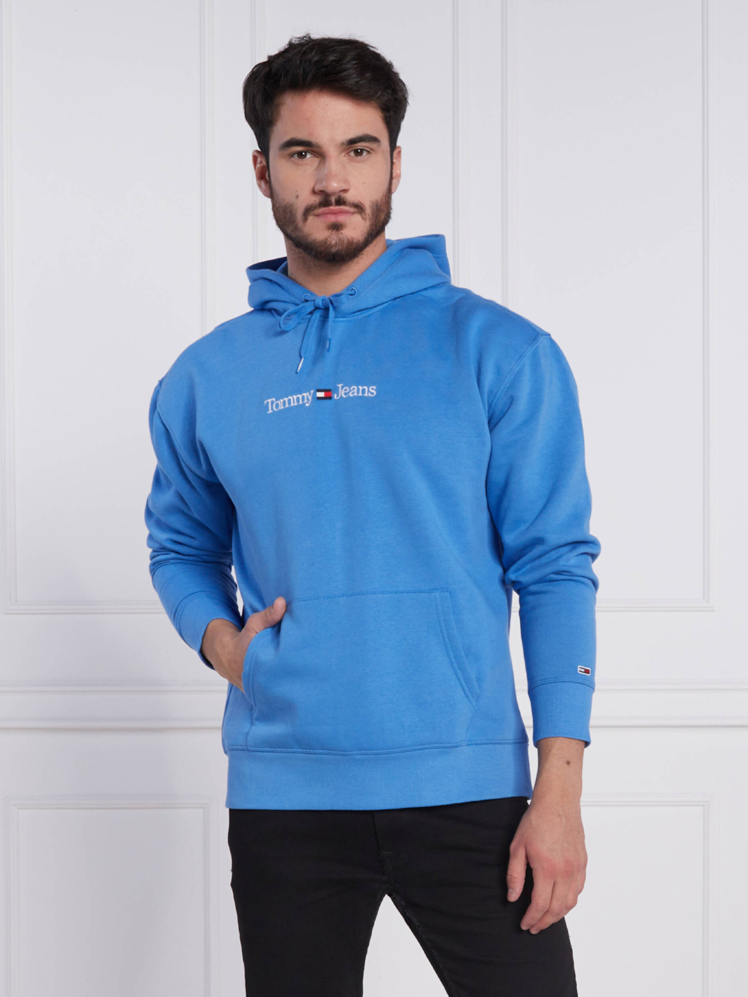 detail Tommy Jeans pánská modrá mikina