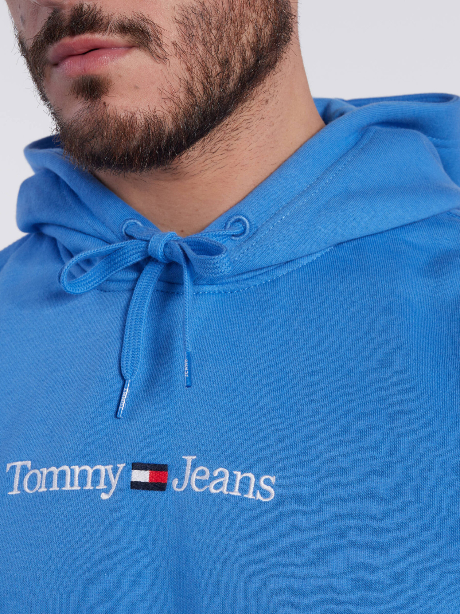 detail Tommy Jeans pánská modrá mikina