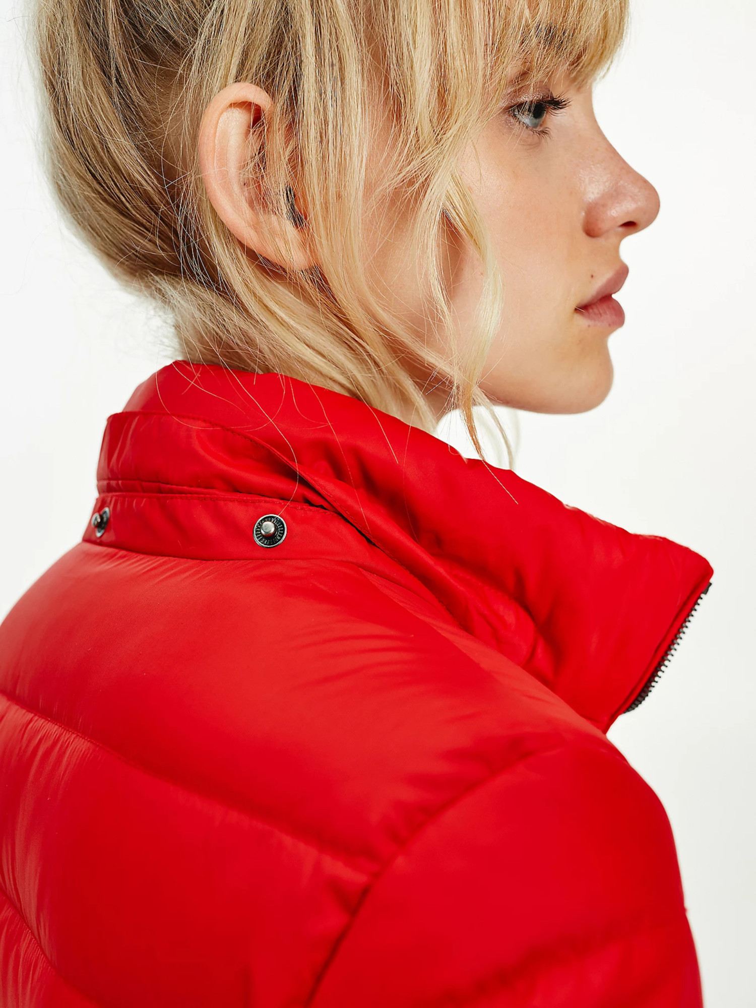 detail Tommy Jeans dámská červená zimní bunda