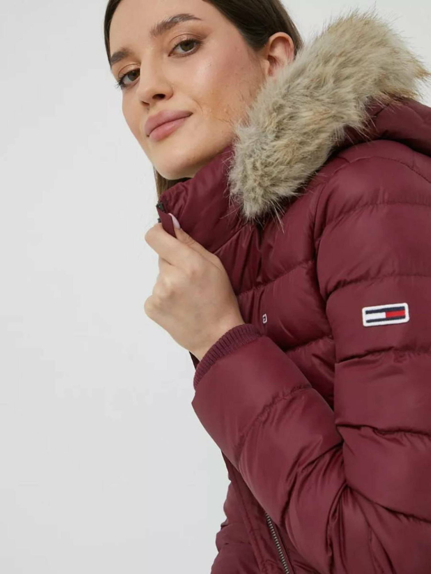 detail Tommy Jeans dámská vínová zimní bunda