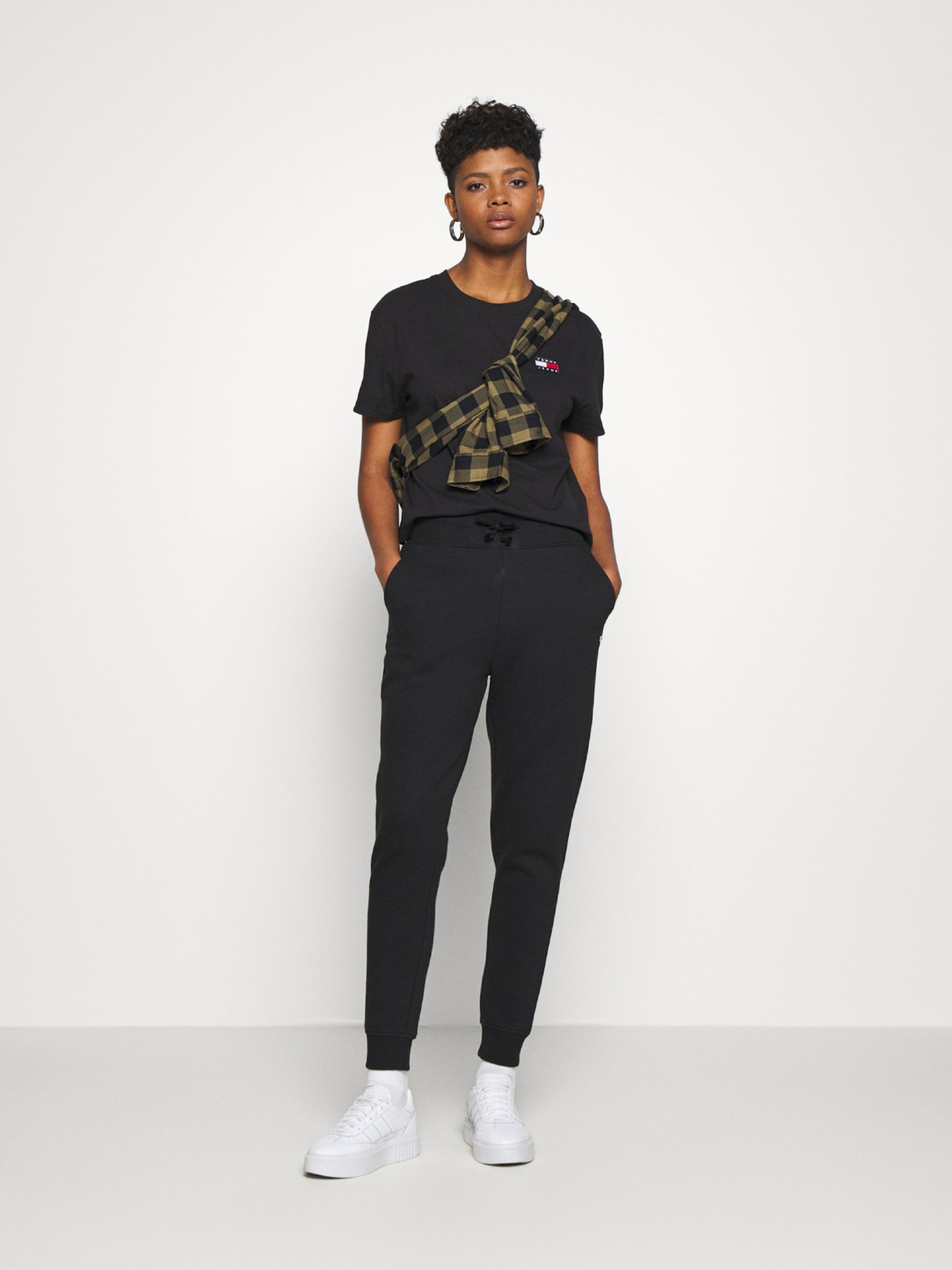 detail Tommy Jeans dámské černé tepláky