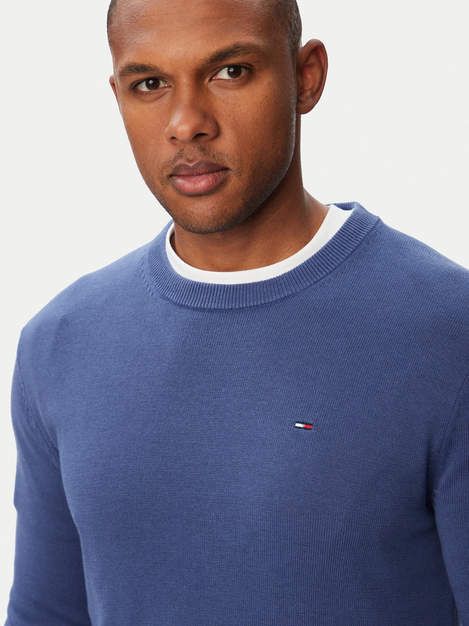 detail Tommy Jeans pánský modrý svetr