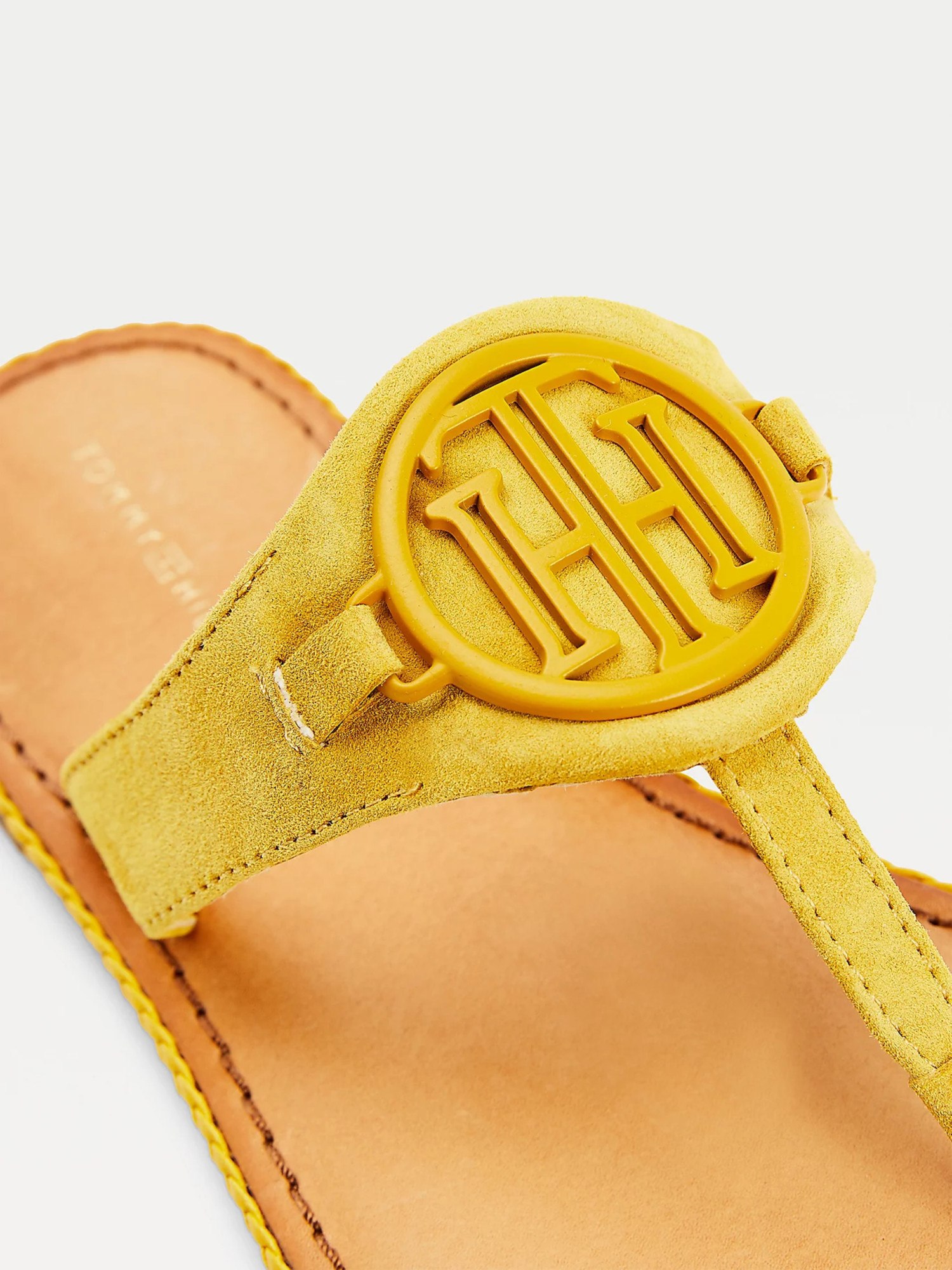 detail Tommy Hilfiger dámské žluté žabky