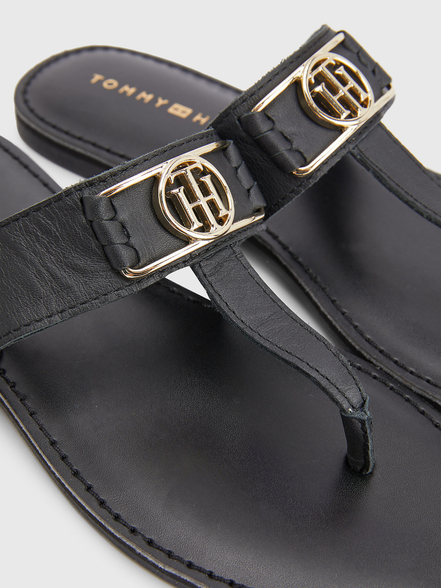 detail Tommy Hilfiger dámské černé žabky