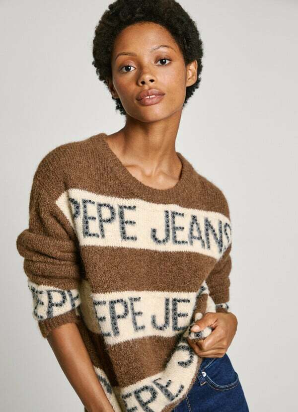 detail Pepe Jeans dámský hnědý svetr HELMI