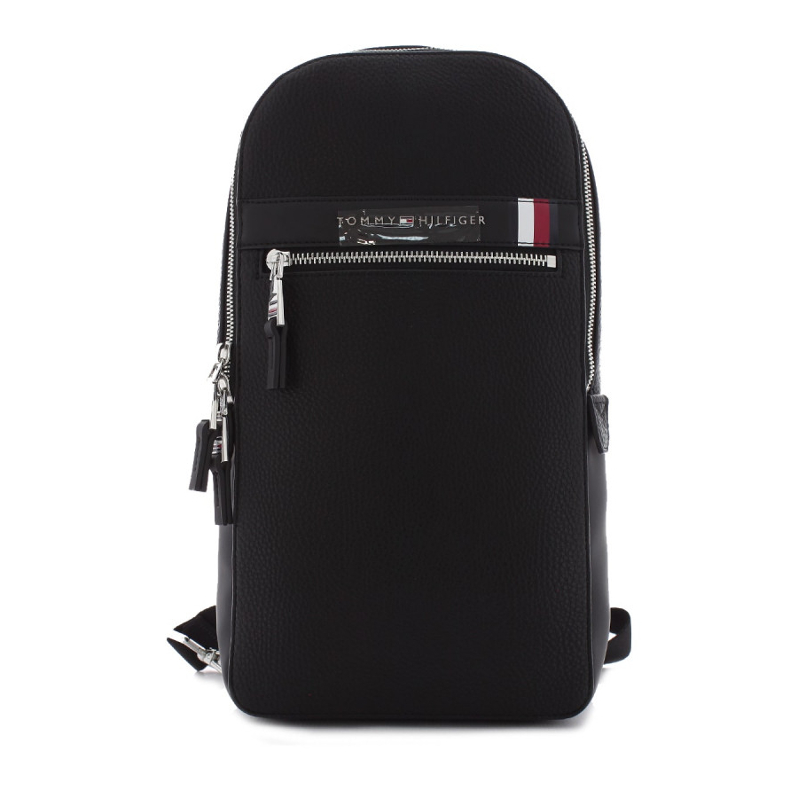 detail Tommy Hilfiger pánský černý batoh Slingpack