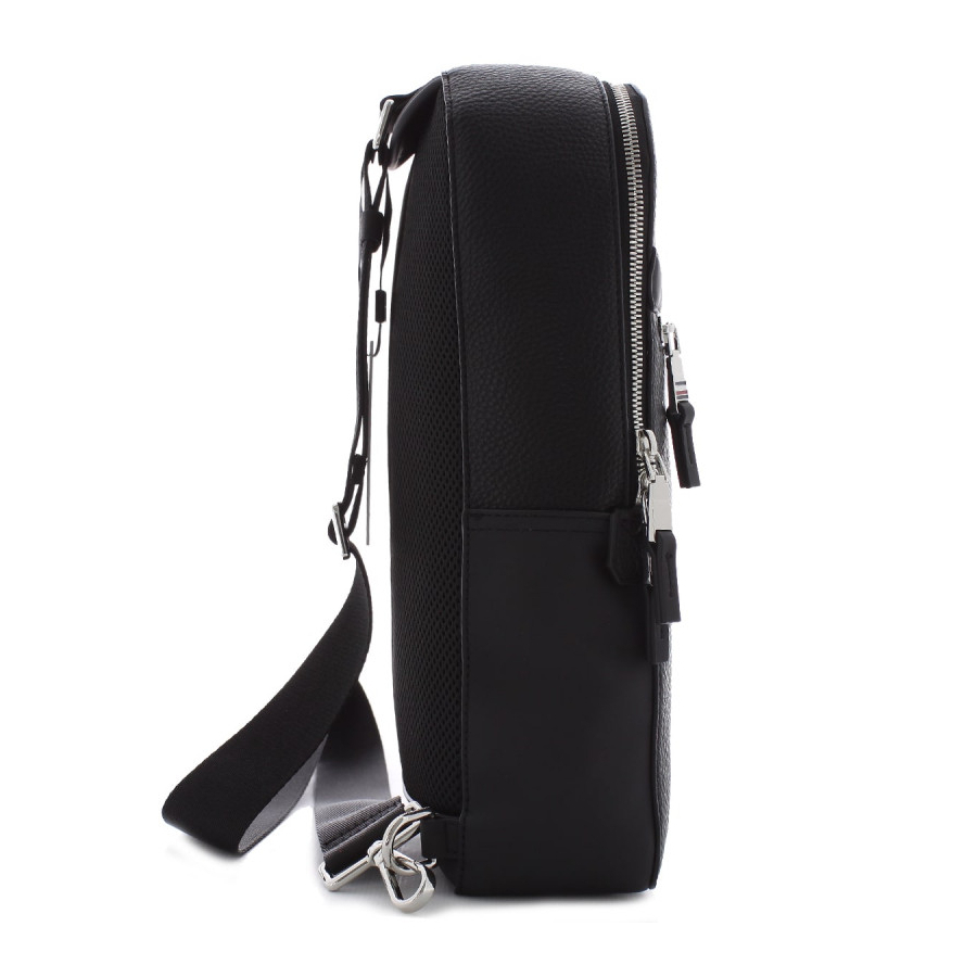 detail Tommy Hilfiger pánský černý batoh Slingpack