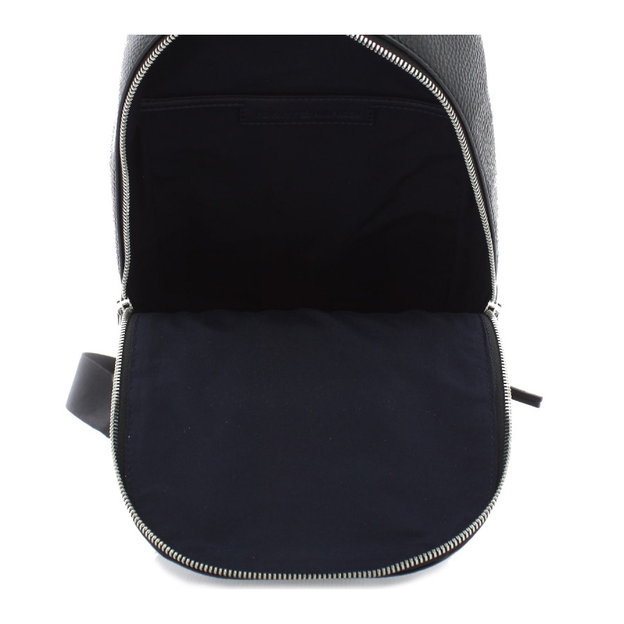 detail Tommy Hilfiger pánský černý batoh Slingpack