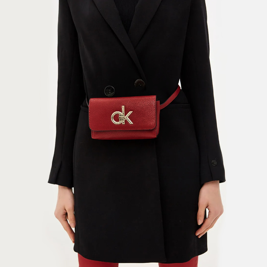 detail Calvin Klein dámská vínová ledvinka Re-Lock